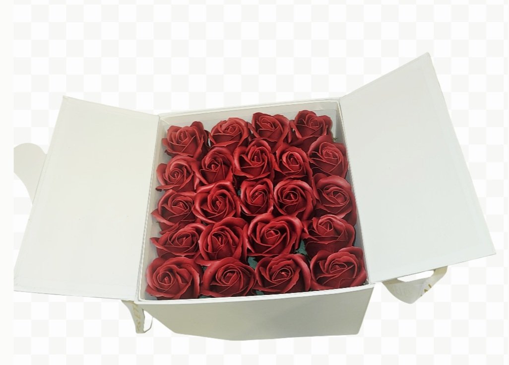 Κουτι Λευκό τσαντα 20*20*15cm με κούμπωμα χρυσή καρδιά & 22 κόκκινα τριαντάφυλλα soap αρωματικά