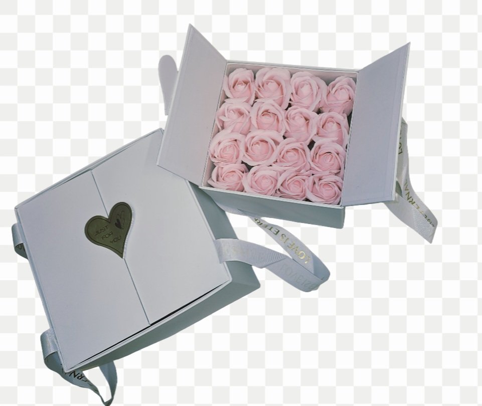 Κουτι Λευκό τσαντα 17*17*15cm με κούμπωμα χρυση καρδια & 16 τριαντάφυλλα soap αρωματικα