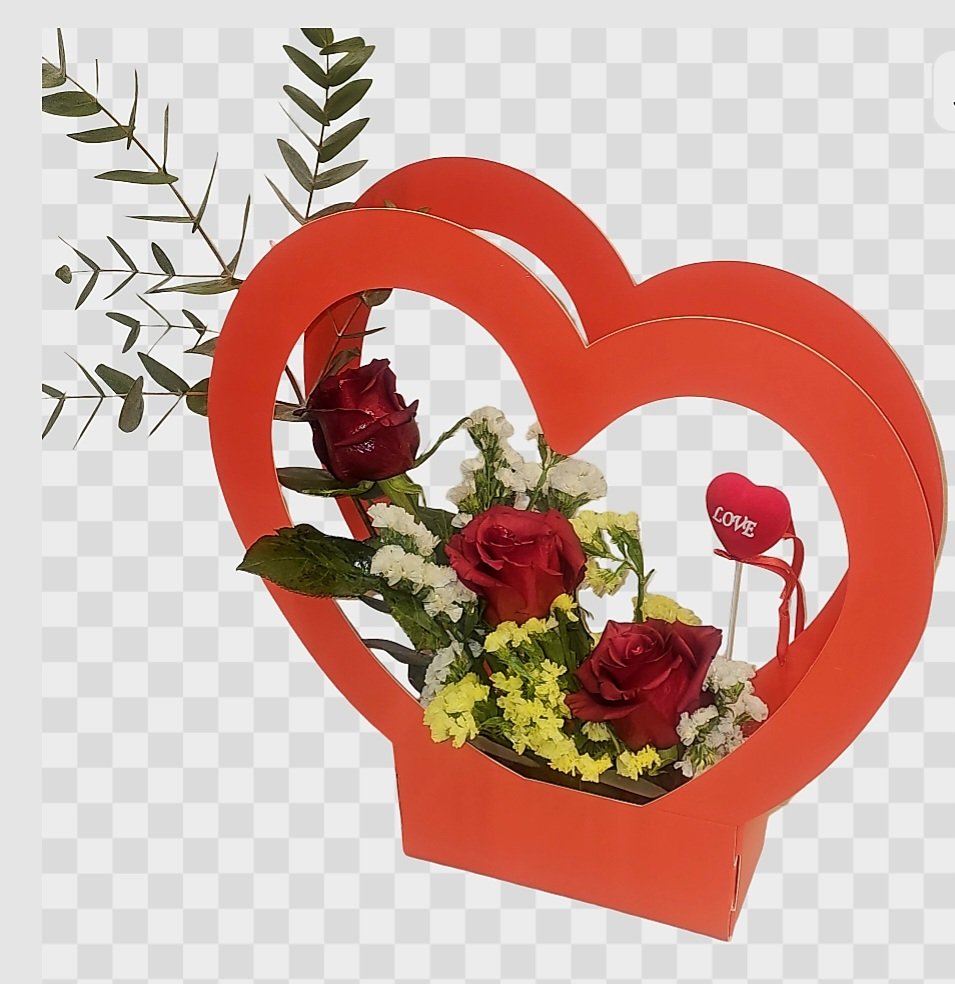 Κόκκινη μεγαλη καρδιά με 3 μεγαλα τριαντάφυλλα Εκουαδόρ explorer και διάφορες πρασινάδες εισαγωγής