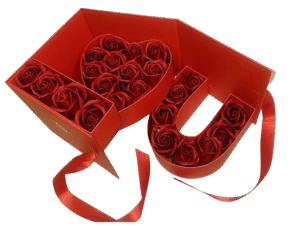 Τετράγωνο, Τριώροφο Κουτί κόκκινο 19.3*18.4*18.4 cm που ανοιγει πλήρως και σχηματίζει το I ❤️ U απο τριαντάφυλλα κοκκινα soap αρωματικα