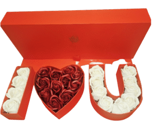 Τετράγωνο, Τριώροφο Κουτί κόκκινο 19.3*18.4*18.4 cm που ανοιγει πλήρως και σχηματίζει το I ❤️ U απο τριαντάφυλλα κοκκινα & λευκα soap αρωματικα
