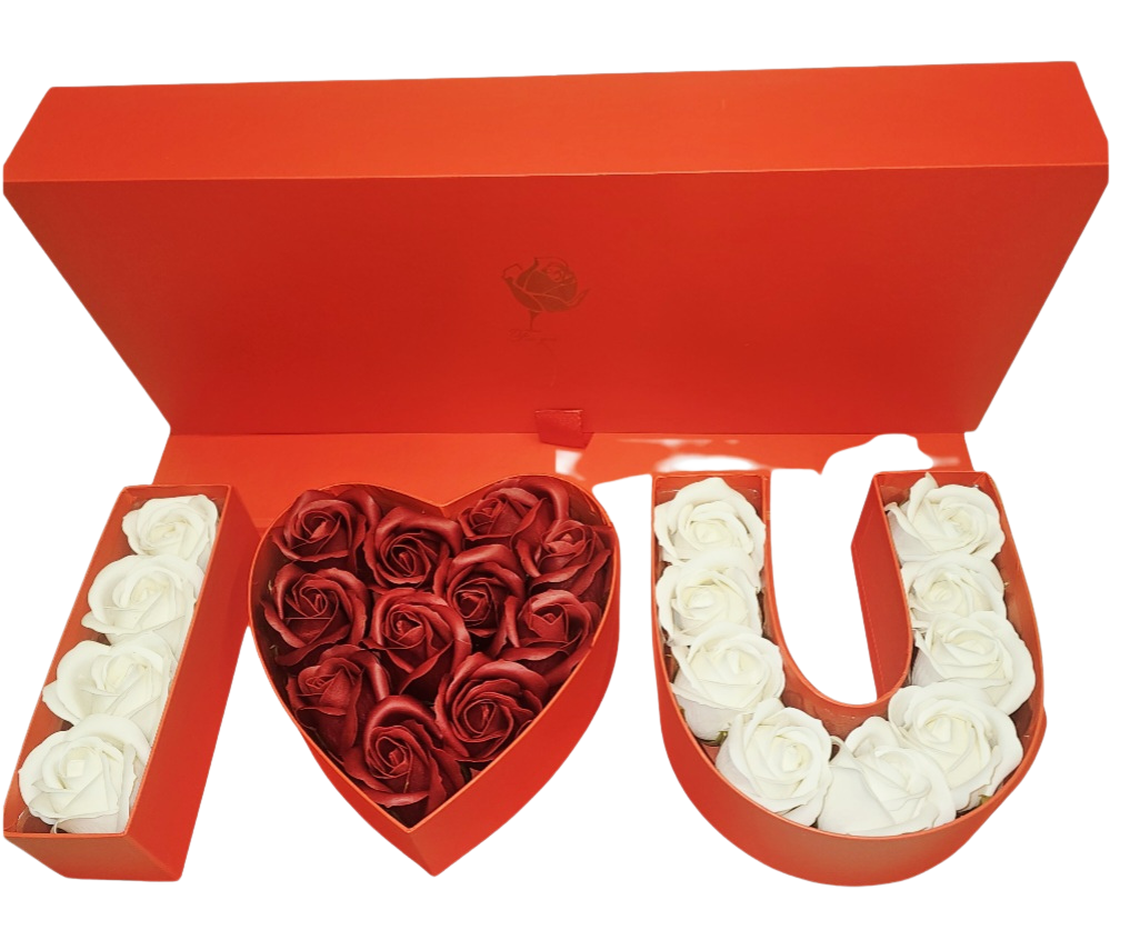 Τετράγωνο, Τριώροφο Κουτί κόκκινο 19.3*18.4*18.4 cm που ανοιγει πλήρως και σχηματίζει το I ❤️ U απο τριαντάφυλλα κοκκινα & λευκα soap αρωματικα